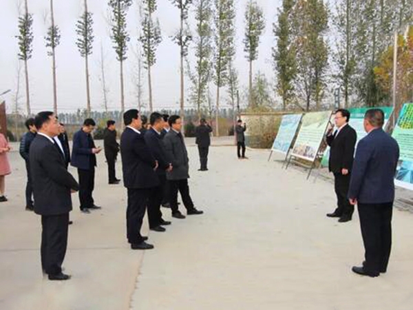 市政府副市長任慶虎帶領(lǐng)全市畜牧業(yè)綠色生態(tài)發(fā)展現(xiàn)場會(huì)與會(huì)人員到次邱鎮(zhèn)觀摩