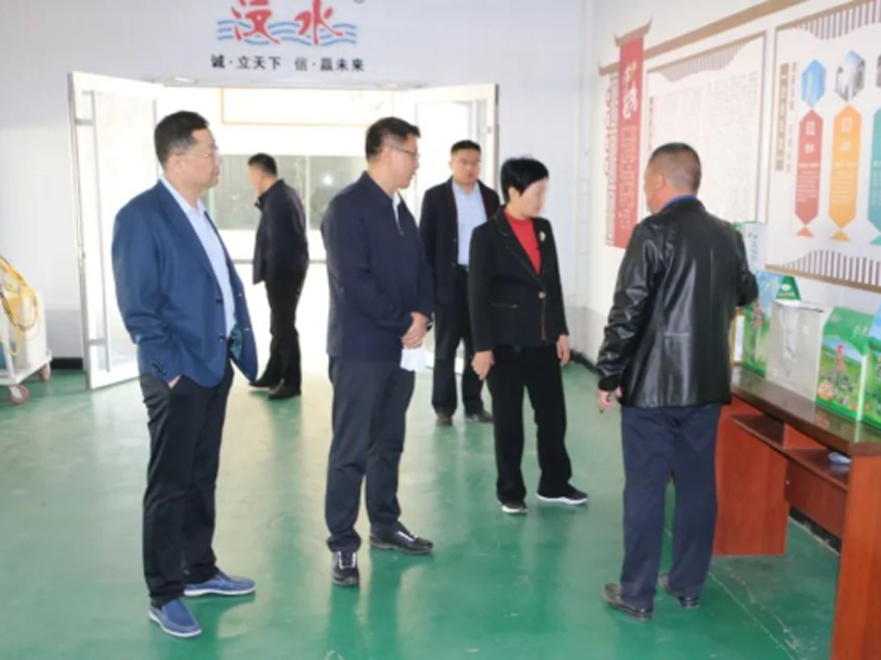 山東省汶上縣縣委副書記縣長(zhǎng)李強(qiáng)、縣政府辦公室主任房體建、次邱鎮(zhèn)黨委書記郭秋菊等相關(guān)領(lǐng)導(dǎo)一行來金秋農(nóng)牧公司進(jìn)行調(diào)研工作